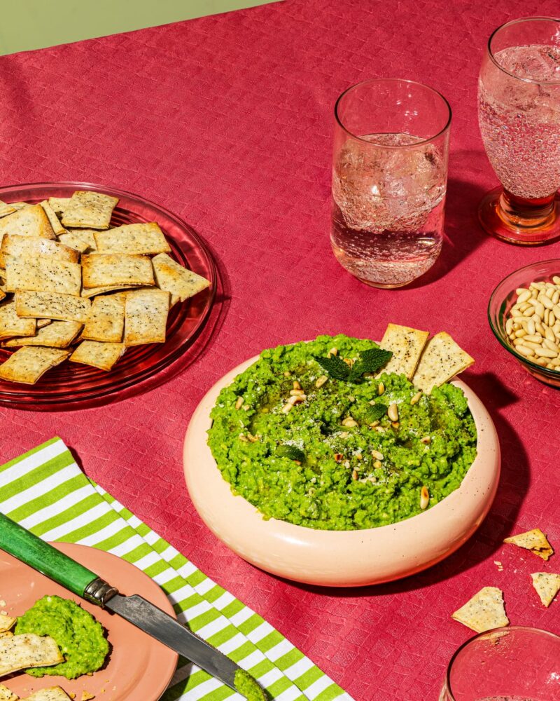 P07-A_SMASHED SPRING PEA DIP WITH FLATBREAD CRACKERS