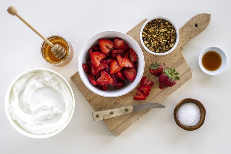 Strawberry-Pistachio-Frozen-Yogurt-Bark_ing