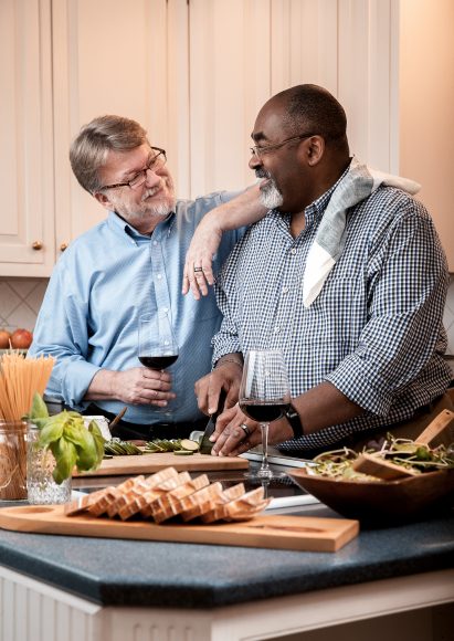 photo-lifestyle-couple-in-kitchen-making-dinner__pa-wines